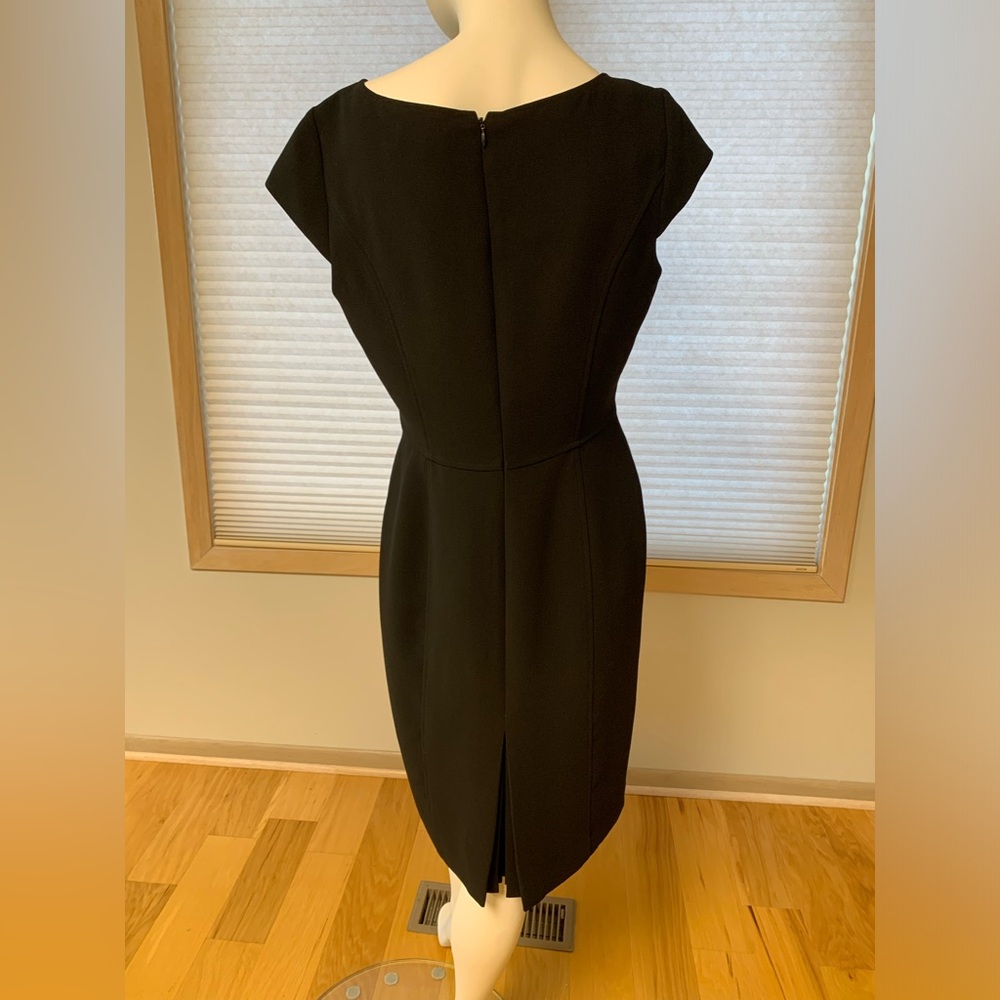 Tahari Arthur S Levine Women’s Size 8 Black Dress. In Excellent Condition - Picture 2 of 5